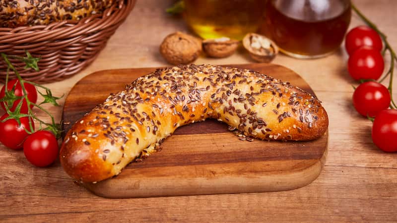 Кифла са маслинама сиром и босиљком
